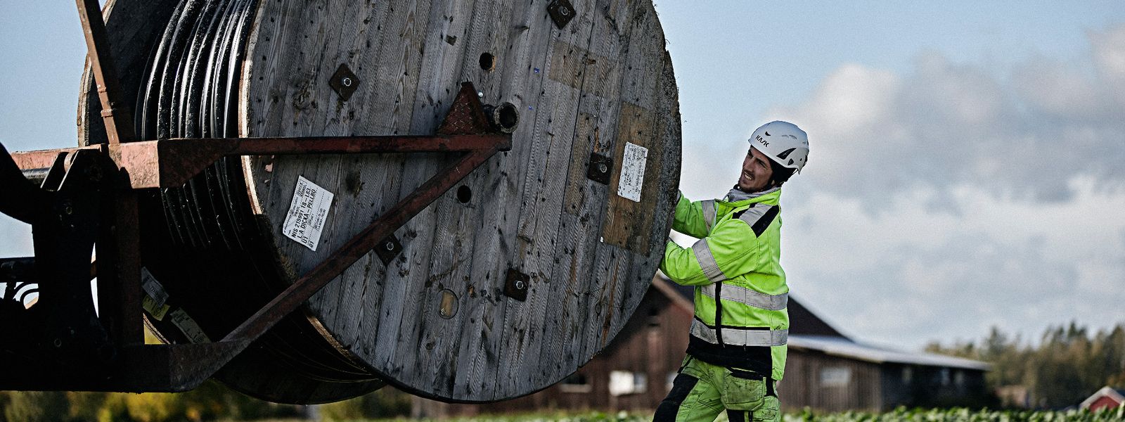 Cable worker pulling medium voltage cable from a drum